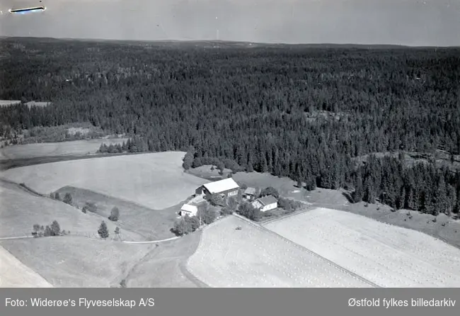 Flyfoto av gården Geiteberg (gnr.23-1) i Hobøl. Kalles også Østereng (Østreng?).
