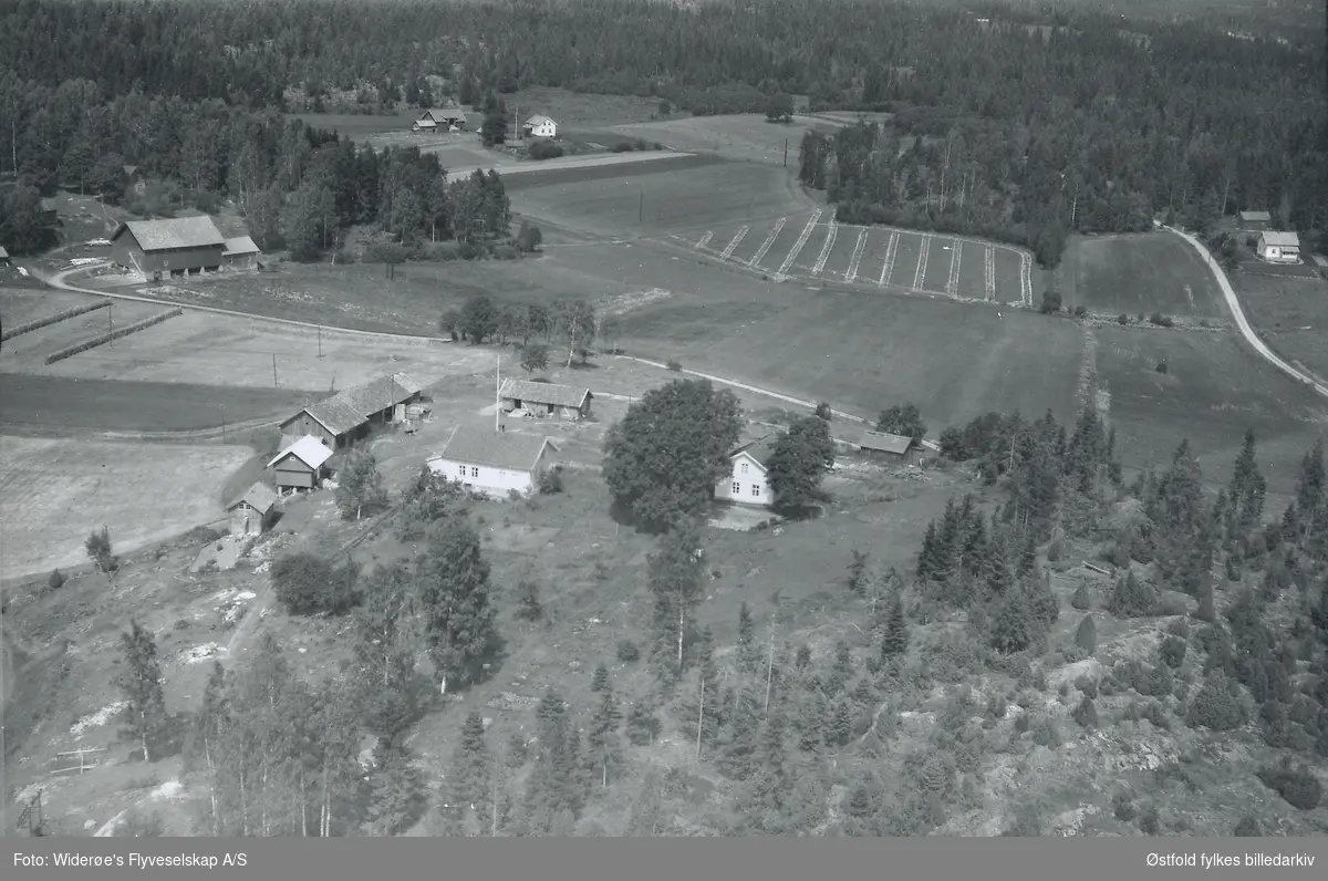 Oversiktsbilde over gården Storløs (gnr. 61-1) i Marker kommune.