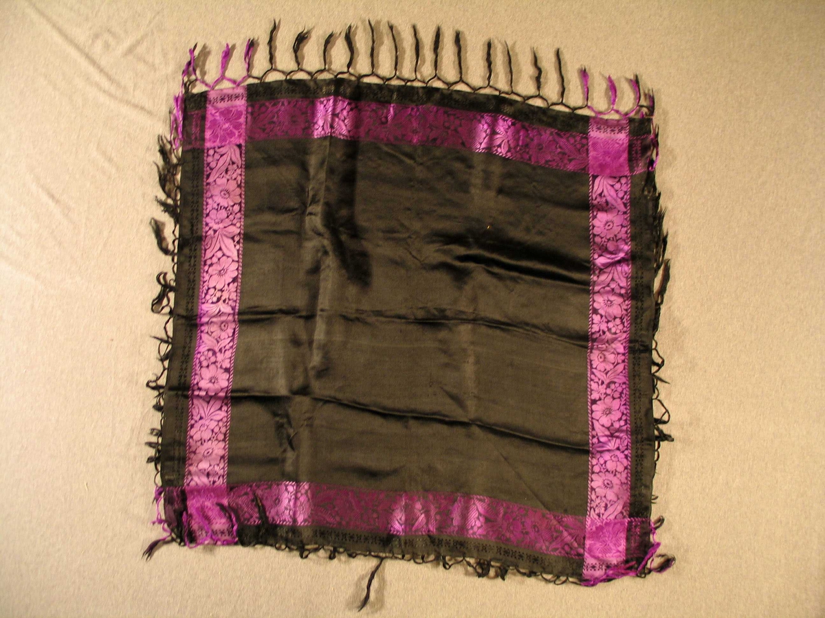 Kvadratisk svart silkeklut med frynser og lilla borde med innvevd blomemønster