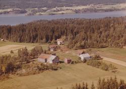 Skråfoto av gårder ved Grøtterud i Eidsberg, 11. september 1