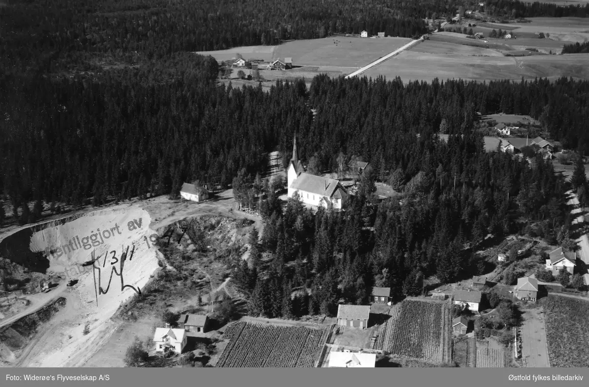 Oversiktsbilde fra Trømborg kirke i Eidsberg 1947. Grustak til venstre.
