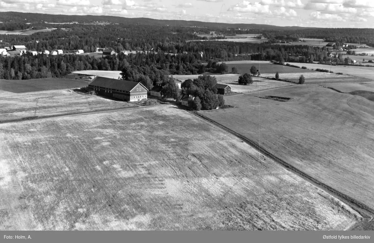 Gården Narvestad i Eidsberg, flyfoto 23. august 1956.
