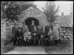 Olavsvoll-komiteen foran steinporten på Borgarsyssel Museum 