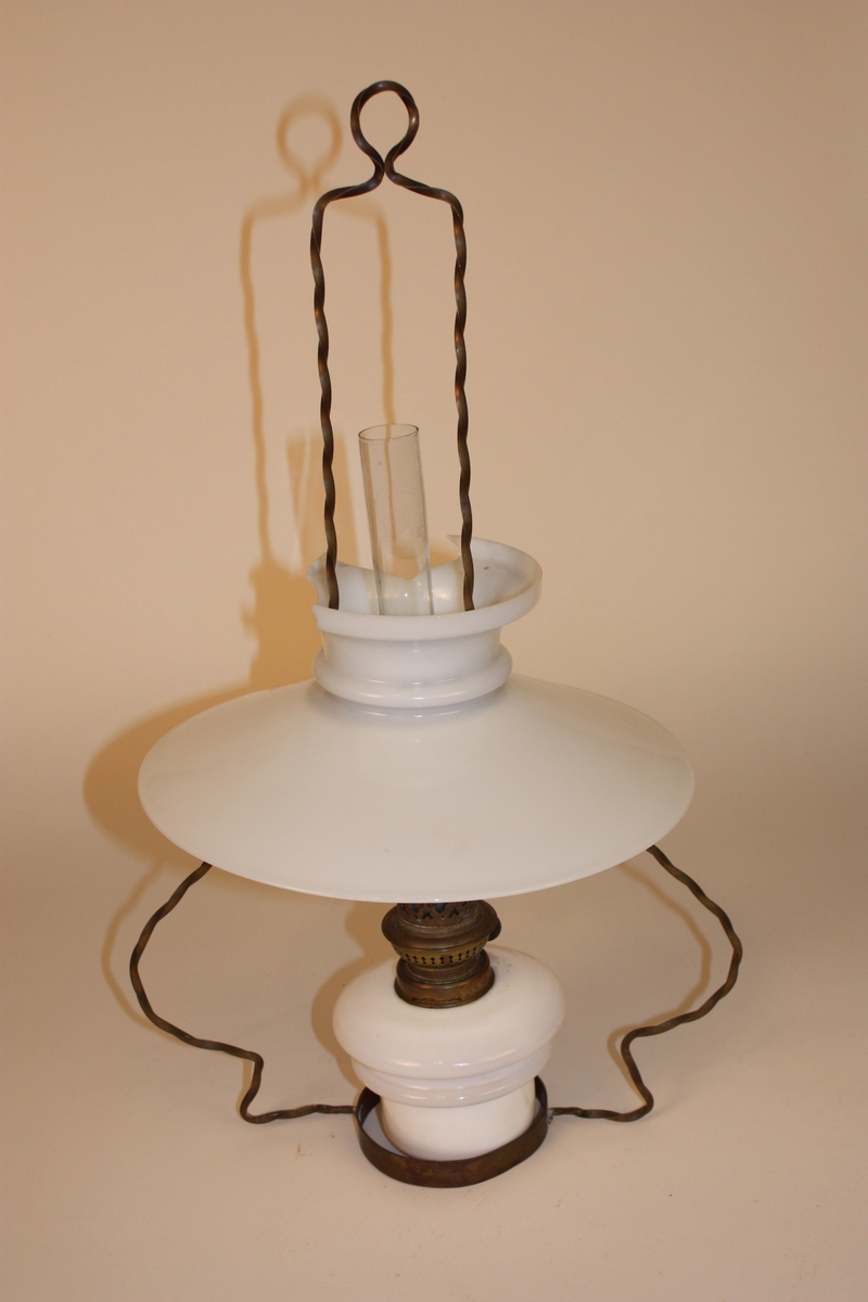 Form: rund profilert kolbe og rund vid skjerm. Oppheng i snodd metall. Fungerer både som bordlampe og hengelampe.
