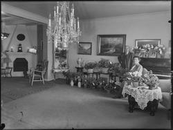 Stueinteriør med jubilanter, ant. ektepar. Larsen 1947.
Ste