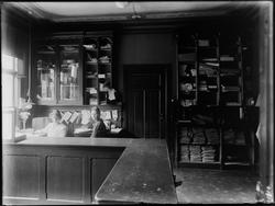 Avisa Sarpens trykkeri i Sarpsborg, interiør fra avisekspedi