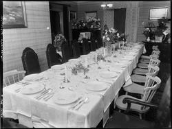 Festdekket bord i stueinteriør. Klavestad, Sparebanken, 1944