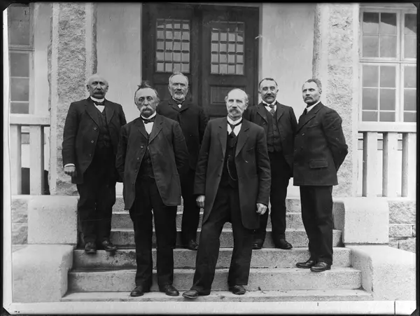 Rakkestad sparebank , ansatte eller styre på trappa foran ba