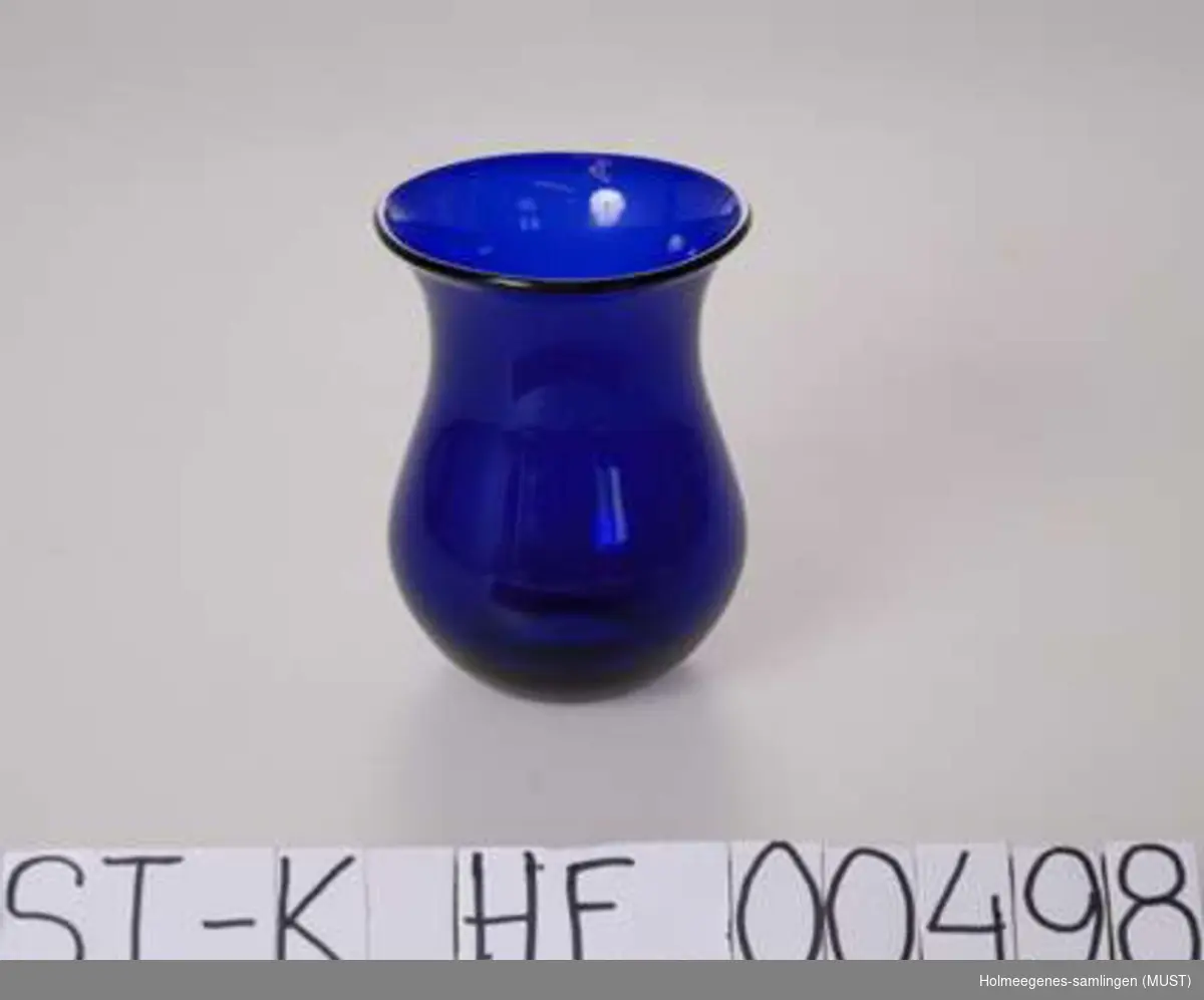 Liten vase i koboltblått glass.