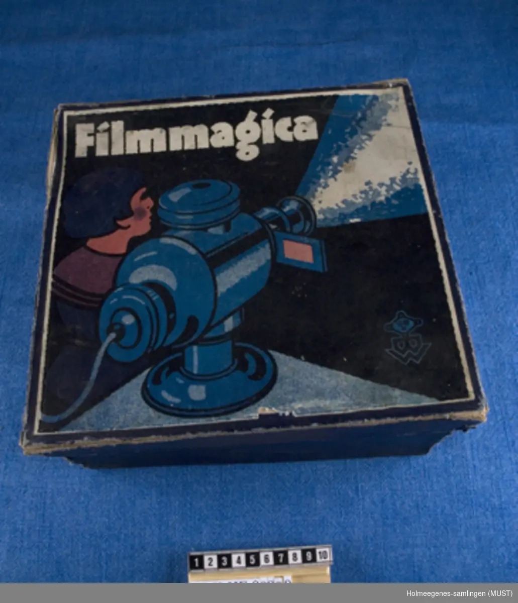 Filmmagica er en fremviser for strimler av celluloidfilm. Apparatet består av huset, linseanretning og strømtilførsel i original eske med lokk.Posen med filmstrimlene er registrert for seg som fotomateriale. 
