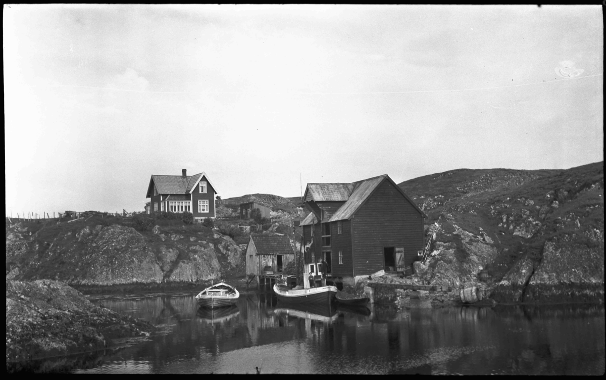 Husa på Stormhågen, Kjempenes i Bulandet med bua til Anders Nordstrand.
Han gjekk i rute til Bergen med skøyta som ligg ved bua.
