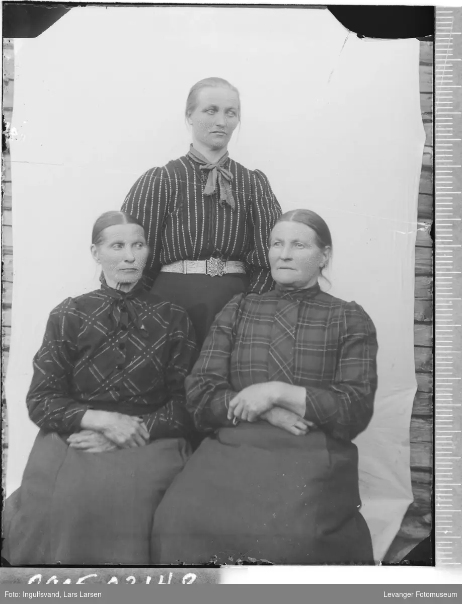 Gruppebilde av tre kvinner.