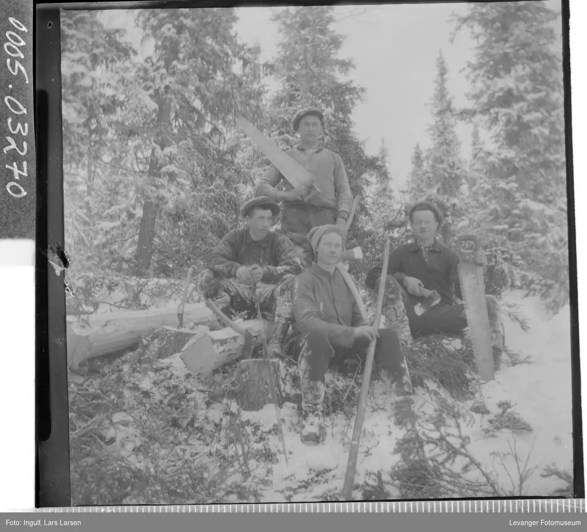 Gruppebilde av fire tømmerhoggere.