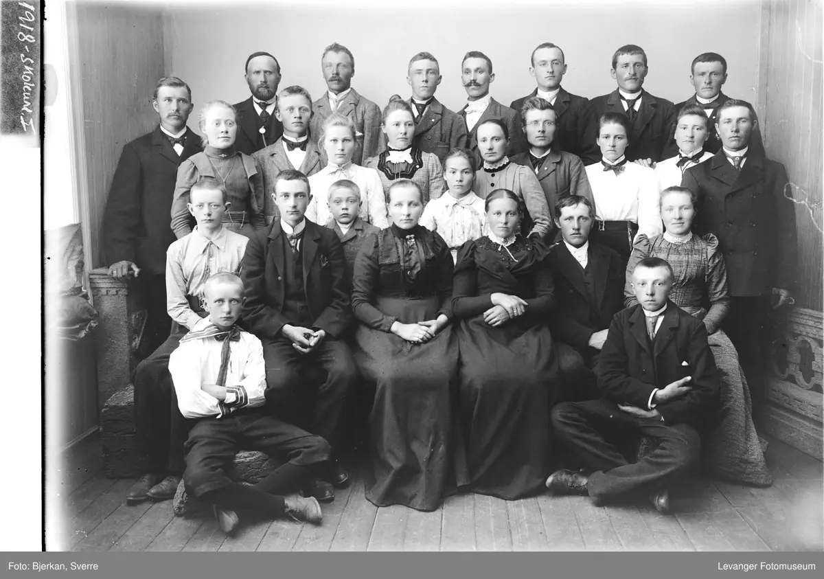 Røstad- søskenbarn i 1918. - Levanger Fotomuseum / DigitaltMuseum