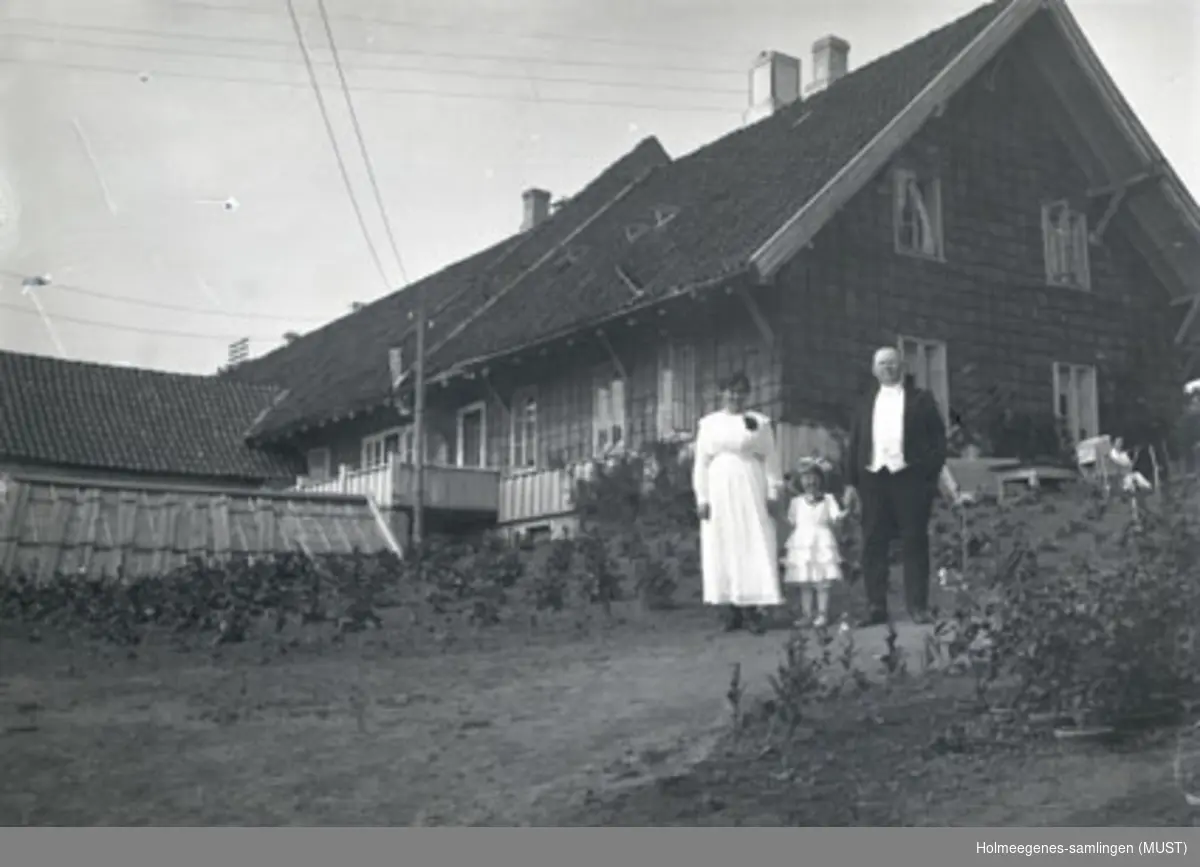 To voksne og et barn på Holmeegenes i Stavanger.