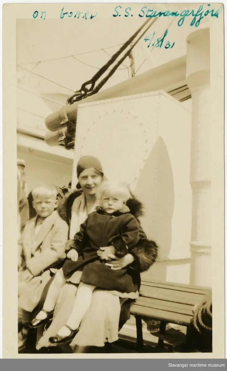 DS "Stavangerfjord" - Sigrid Lorentzen ombord med sønnen Arne og datter Ruth 18.04.1931.