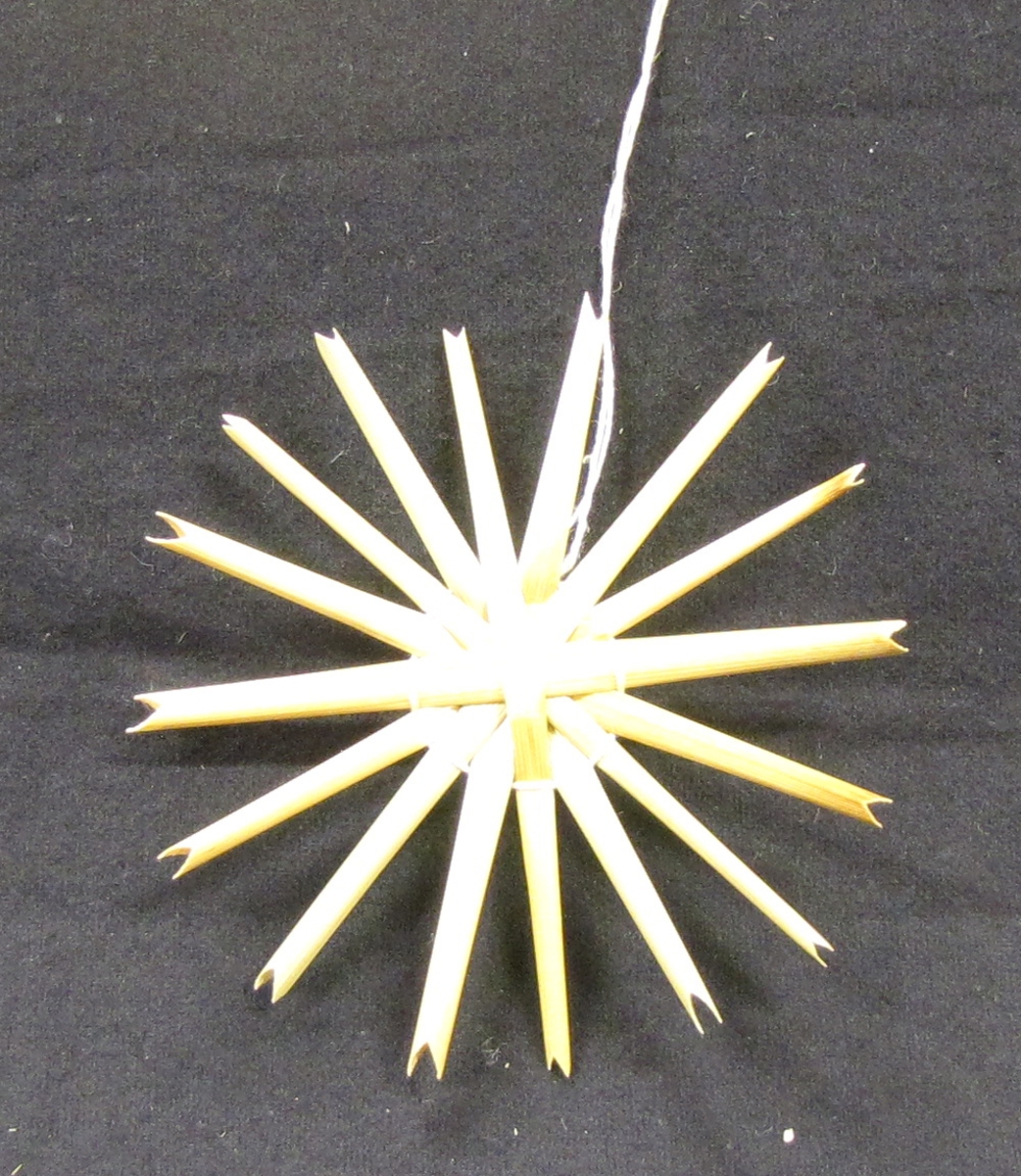 Stjärna i enkel knytteknik i halm.

Tillverkad 1984 för halmdokumentationen.