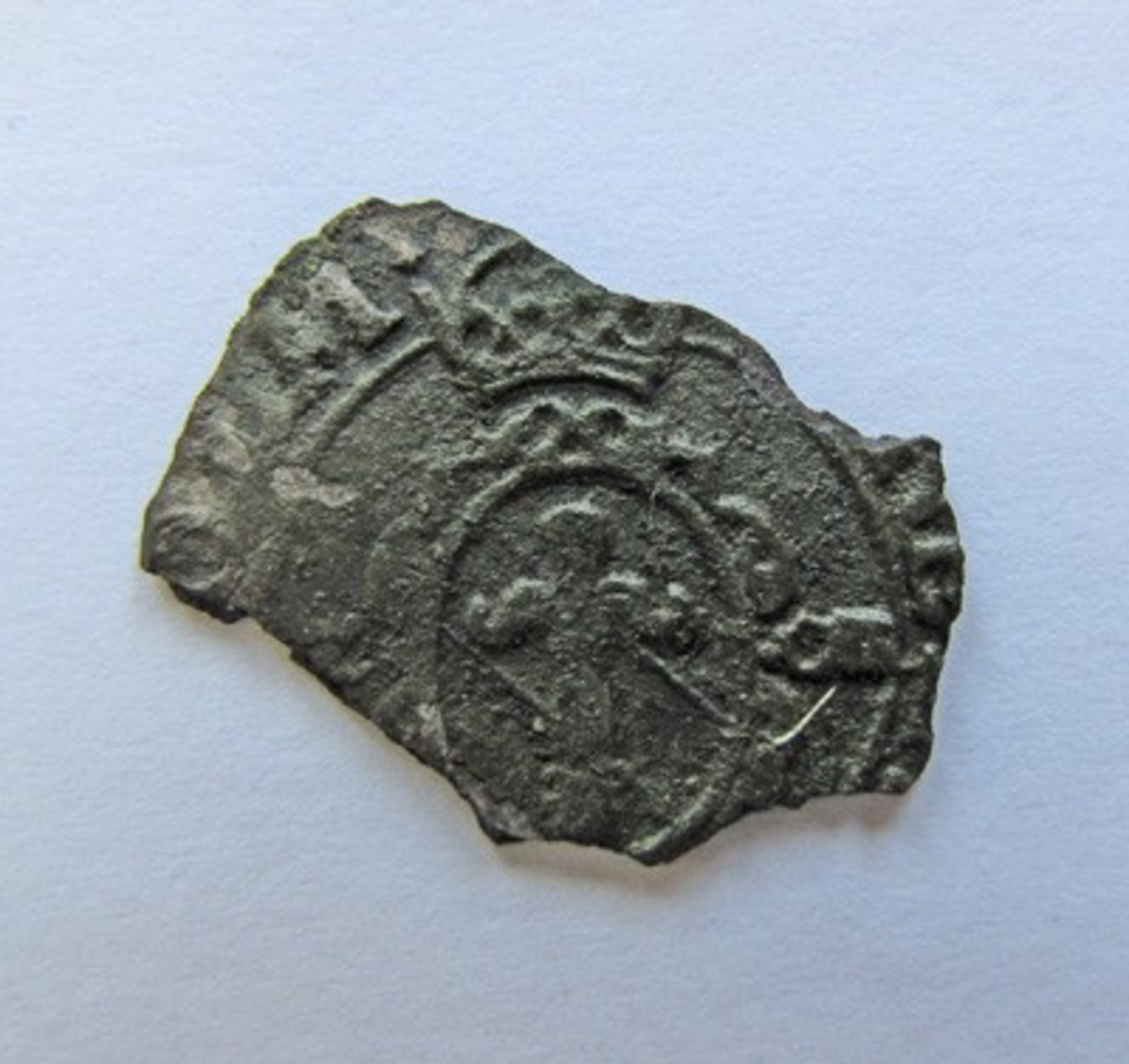 Fragment av mynt. Johan III, 2 öre, silver. Präglat 1573 i Stockholm.