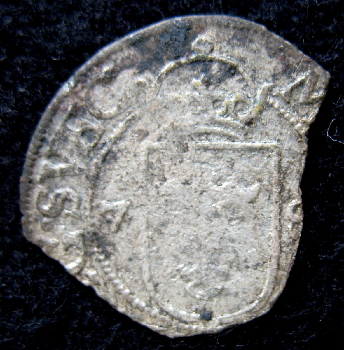 Mynt. Johan III, 1/2 öre, 1578, silver, Stockholm.
 

Myntet från Brätte. Funnet tillsammans med mynten 27 530-27 582 inom stadsområdet vid Erik B. Lundbergs utgrävningar 1943.