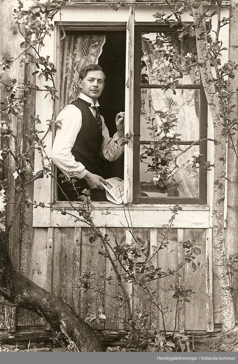 Anton Hansson sittande i ett fönster.
 
Fröderyds Hembygdsförening