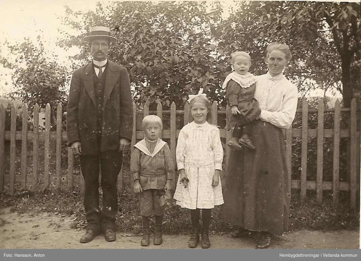 Familjefoto efter sommaren 1919, Fröset Västergård, Lyckorna.
 
Fröderyds Hembygdsförening