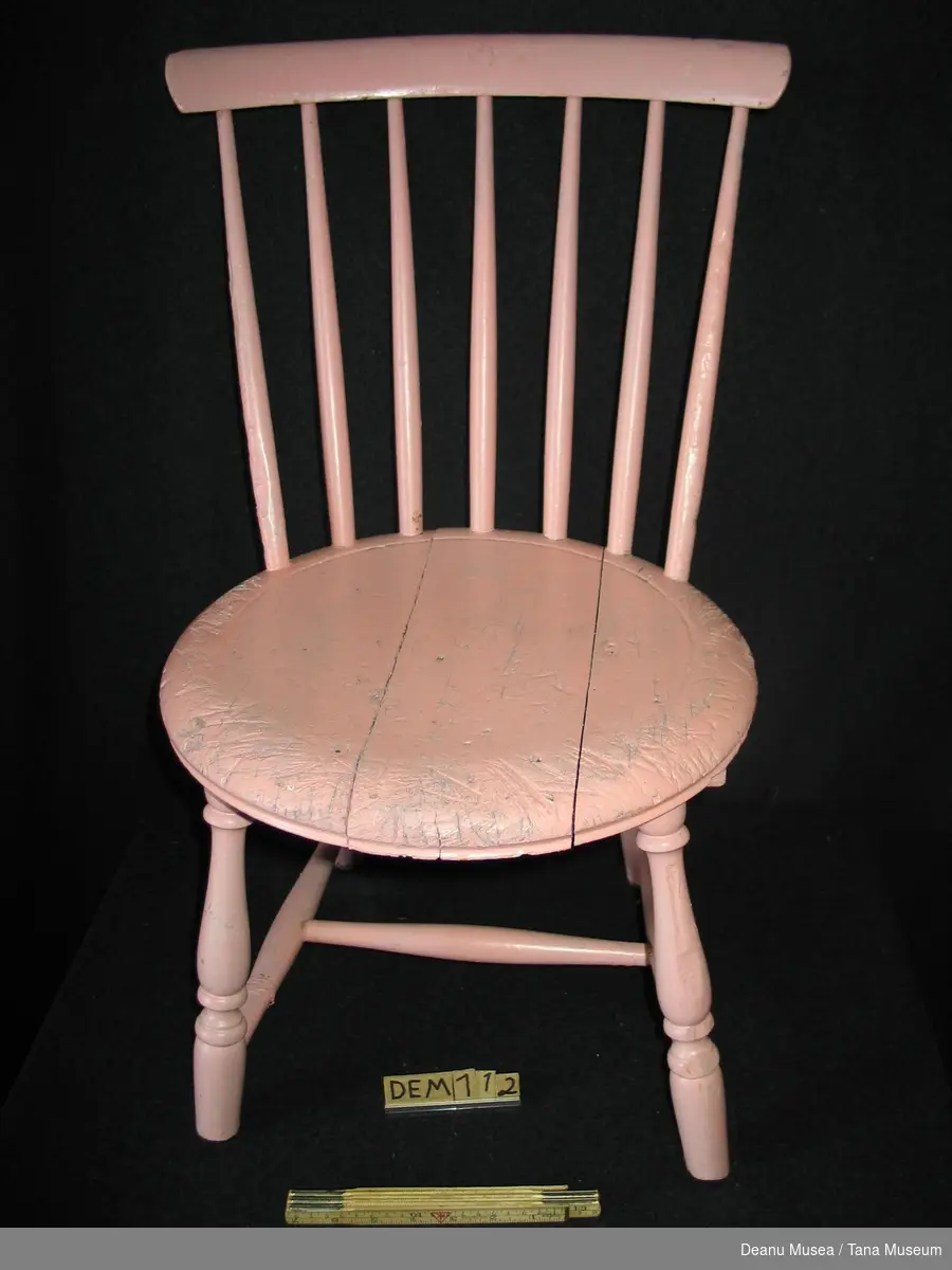 Trestol, øverste lag maling er rosa. Malt lyseblå under.