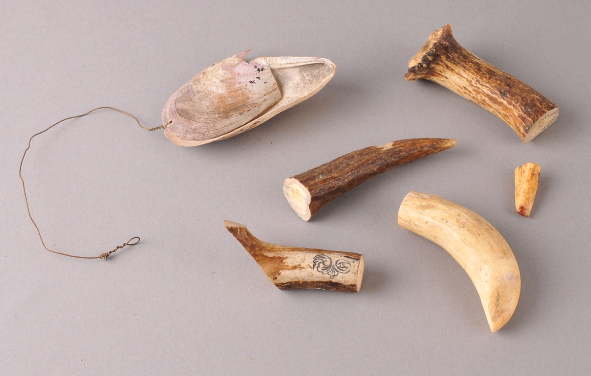 Materiale bruka av Bjørn Kleppo i verkstaden.Til å lage dekor med, legge inn felt av horn, bein eller perlemor. Kleppo laga også nokre knivskaft av bein.