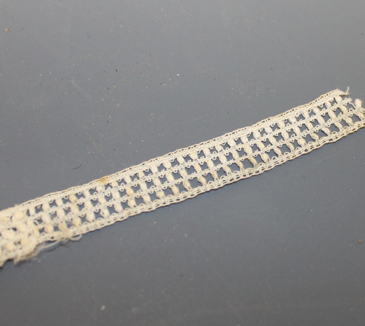 Smal maskinblonde med jevn hullet mønstring.