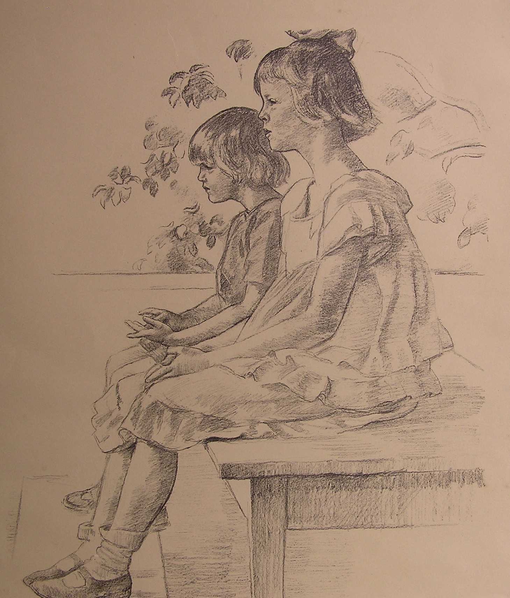 To jenter som sitter på et bord med  bena plassert på benken, begge iført kjoler, løvtre i bakgrunnen.
