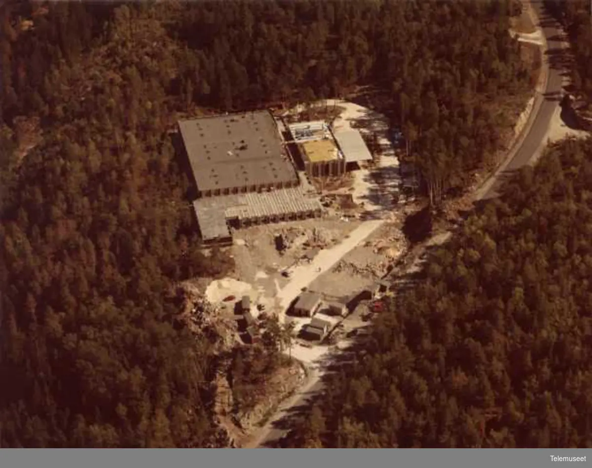 Elektrisk Bureau Flyfoto - EB Telefonfabrikk i Risør, reist 1975-76