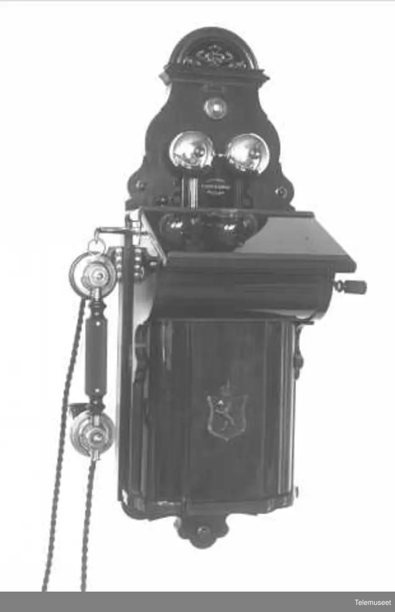 Telefon, veggapparat i tre, magneto, bæregaffel, klokke 120 ohm ...