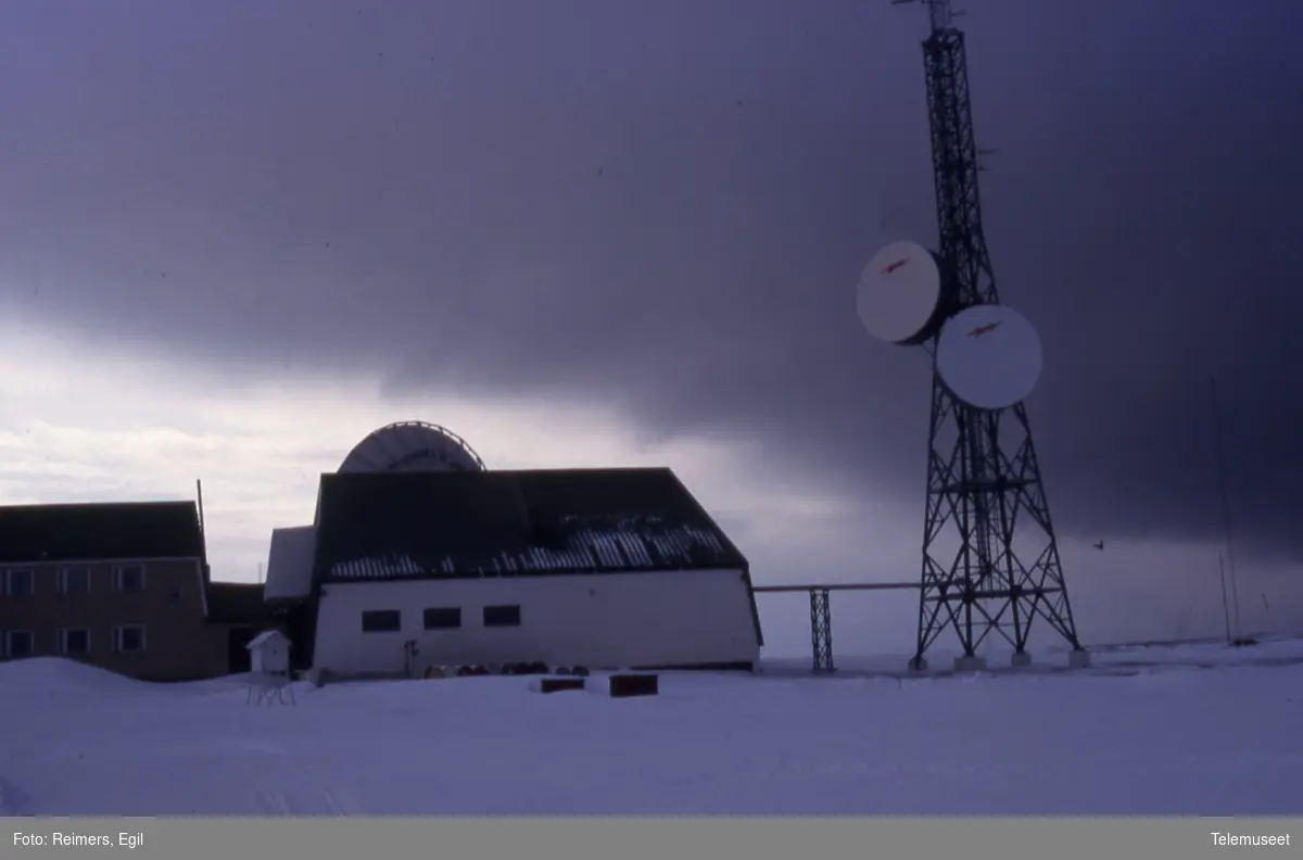 Bygninger Svalbard - Isfjord radio - Stasjon og RL-mast N