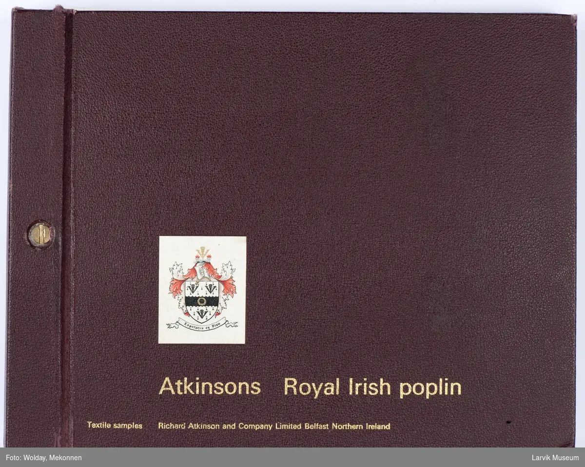 Produktperm/katalog med 24 ark à 3-4 stoffprøver med poplinstoff