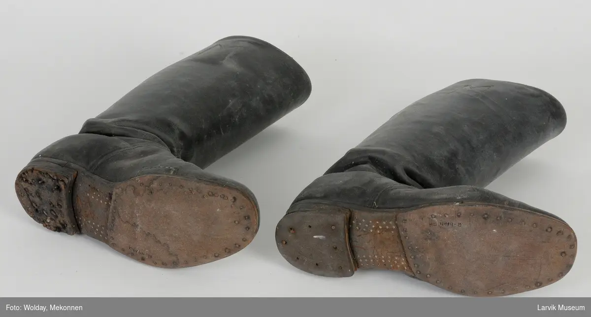 Form: Lange støvler, en liten bred hel. To bånd som stropper på hver sin side inni. 
