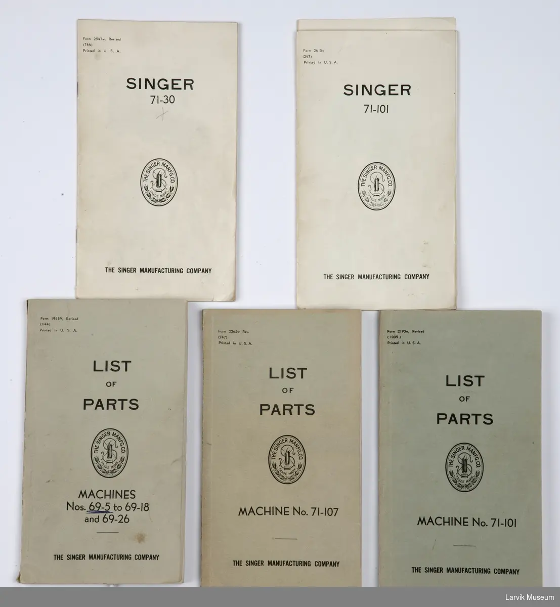 5 stk. brukerveiledninger til industri-symaskin, merket Singer. Engelsk tekst