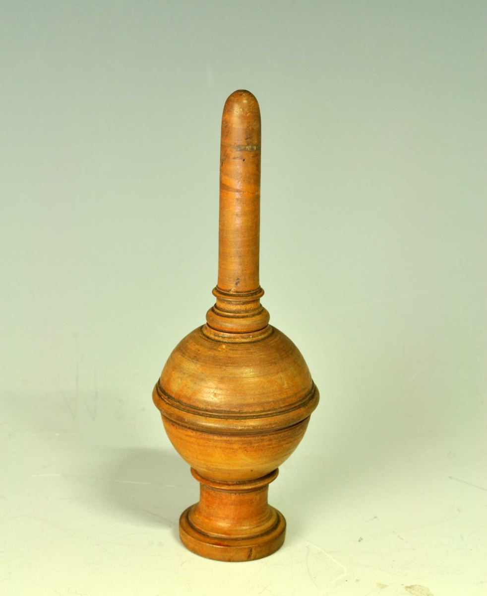 Fra protokoll: "Styrkemaaler for brændevin af elfenben og merke "---" (se bilde 2). Tillhört en familie Astrup", Nordland. Maaleren ligger i træfuteral dreiet kule med gradert stang. Længde 11,5 cm.