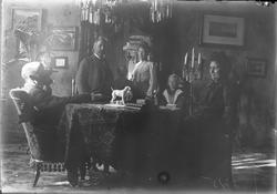 Personer rundt et bord