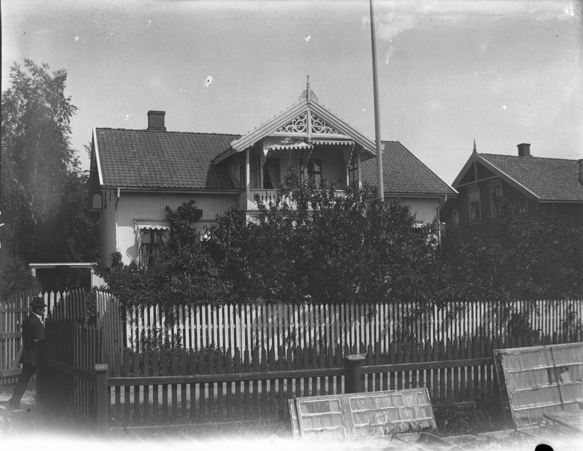 Hus med hage (neppe i Kragerø)