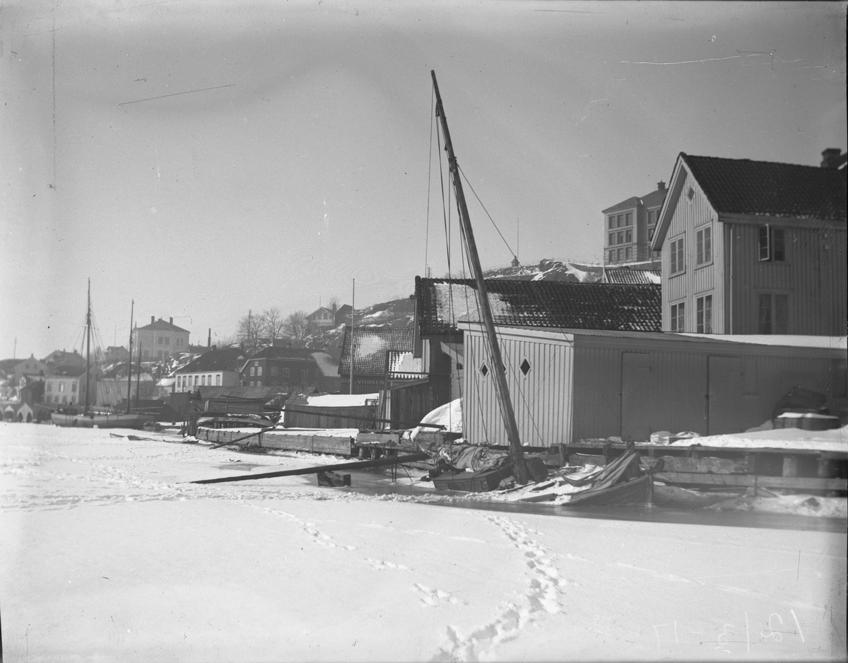 Utsikt mot Barthebrygga, tatt fra isen 12/3-1917. Kragerø
