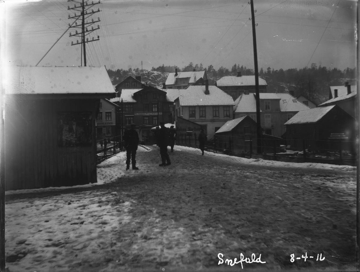 Ved Dampskipsbrua/Bybrua etter snøfall 8/4-1916. Kragerø
