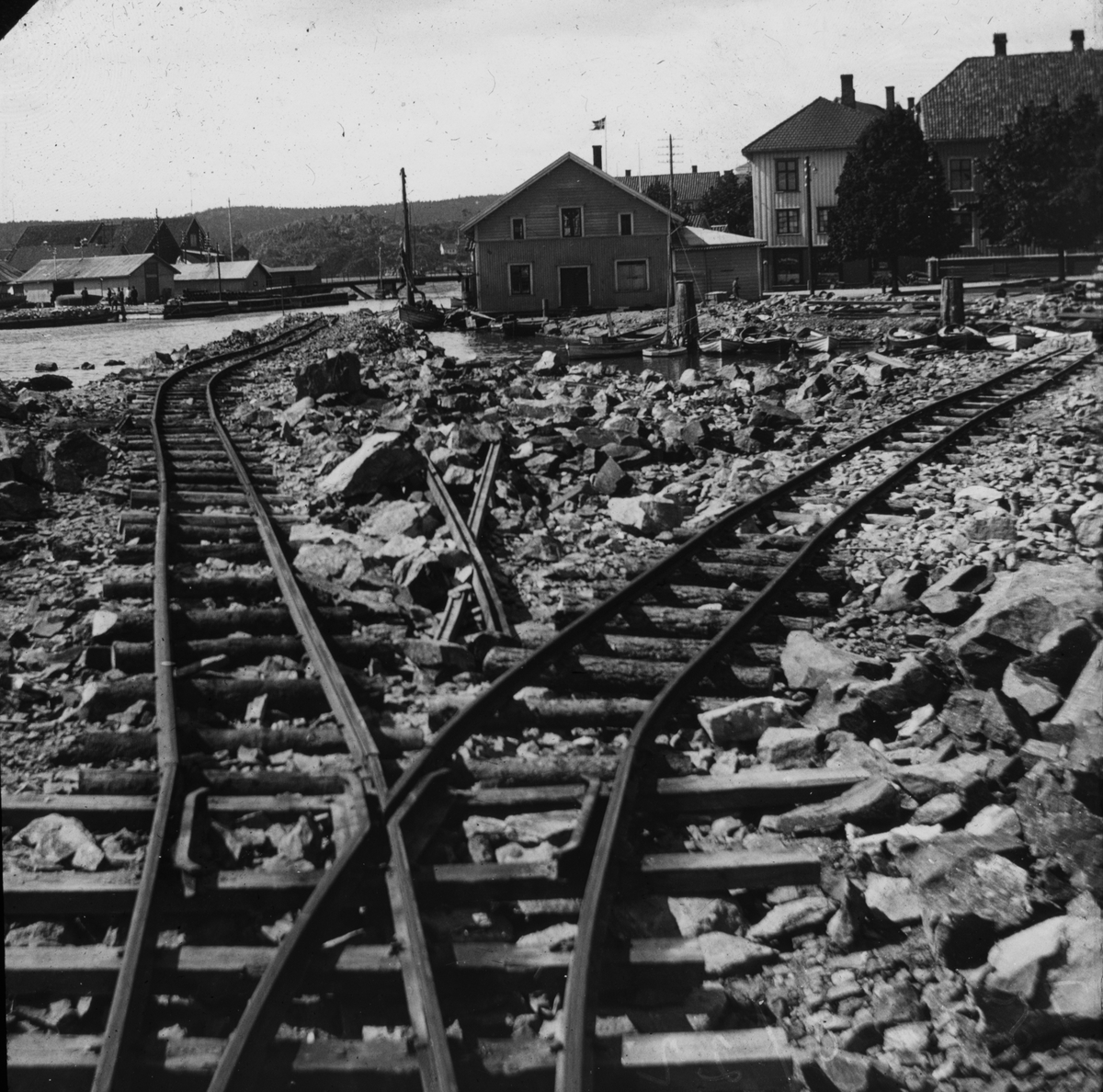 Jernbanen i Kragerø under bygging. Nedleggelse av spor.