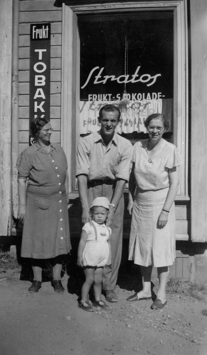 Organist Bjørn Somdalen med sin datter Grethe-Sofie  og sine to søstre  Ellen Paulsrud,(til  ventre) og Magnhild Somdalen  foran "Stratos" og "Bardusgården".  Kragerø . 
Ca. 1947