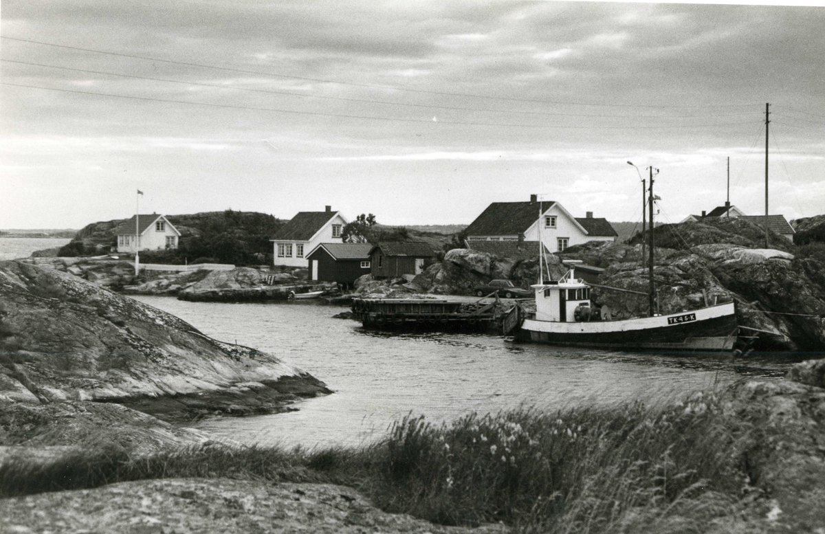 Korset 1980. Hus, brygge og skyøte ved Korset, Skåtøy.
