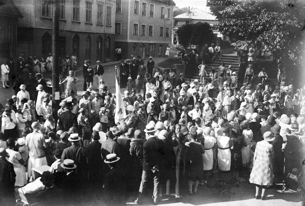 17.mai på Kirketomta. Ca. 1920 -30.