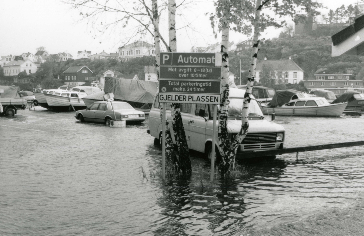 Parkeringsplassen på Øya, Kragerø under vann. Ca. 1980 -90.