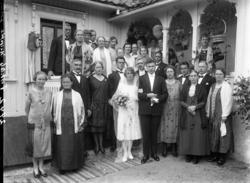 Brudepar med familien fotografert