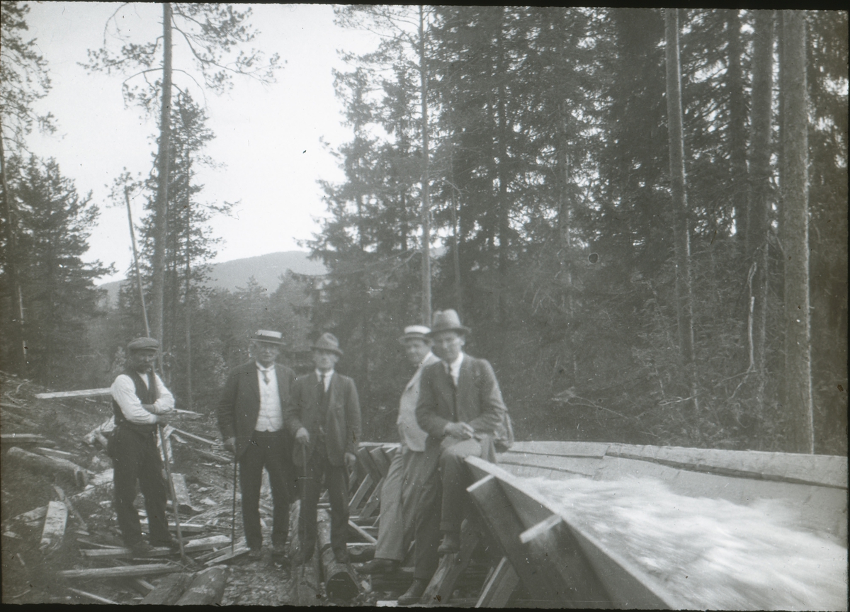 Follsjørenna 1922, 5 mann står ved siden av renna