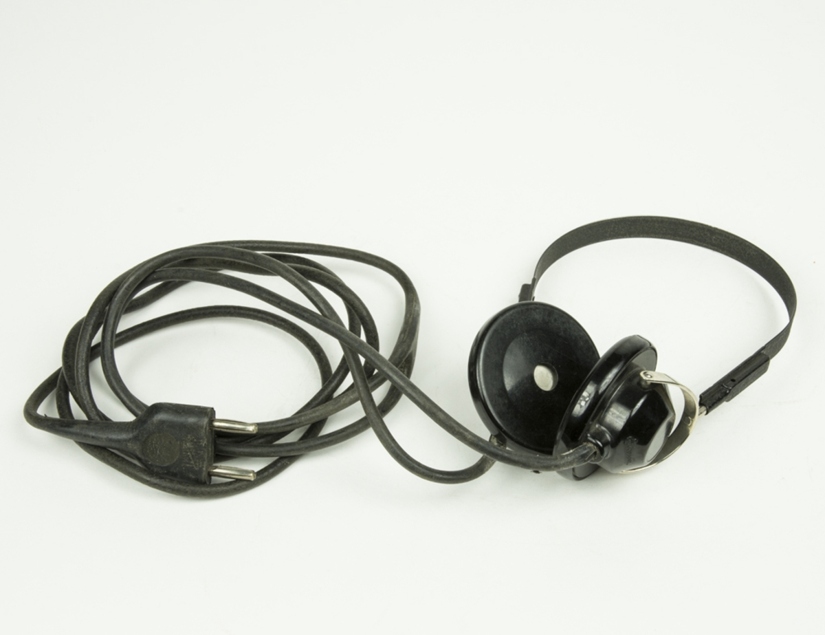 Hörtelefon. Hörlurar med kabel och stickkontakt.