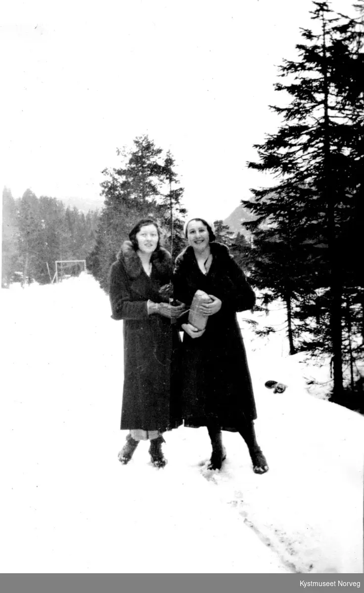 To ukjente kvinner i Flatanger