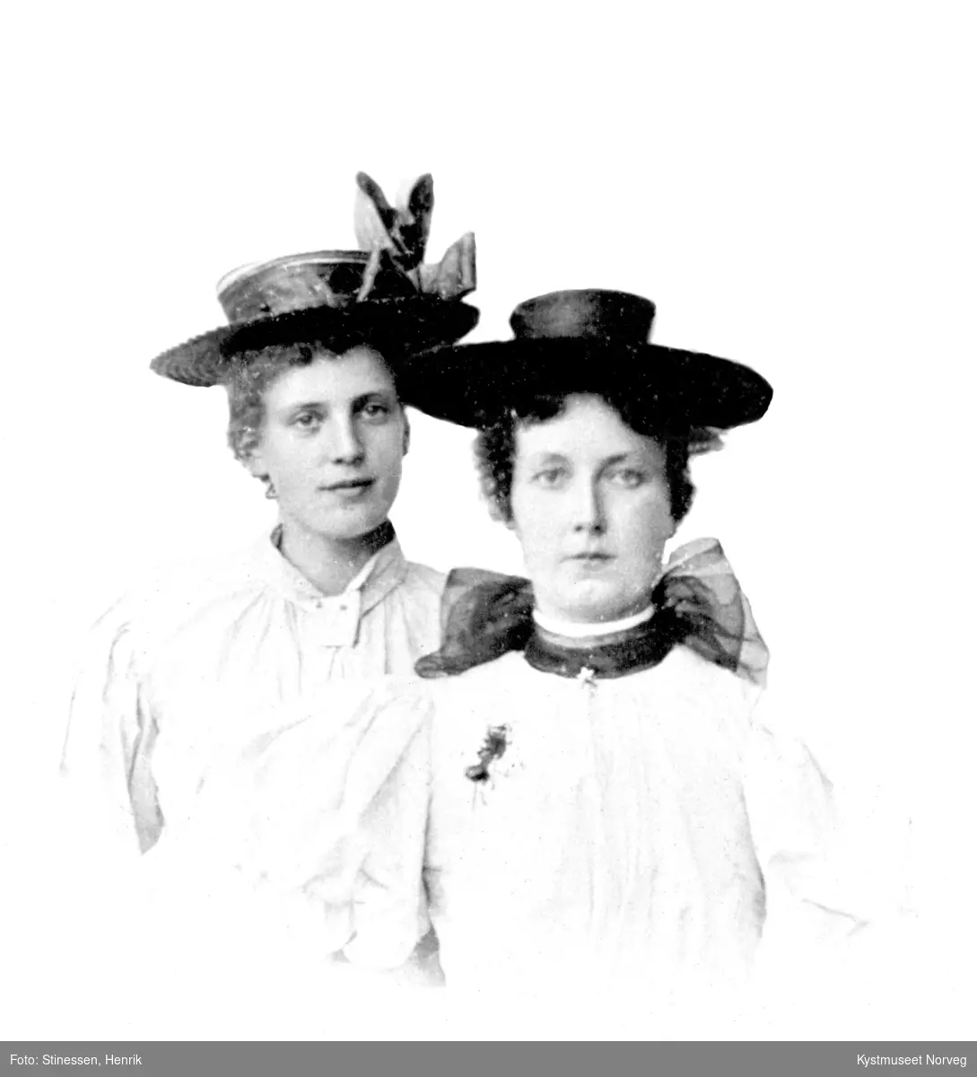 Portrett av unge ukjente kvinner med hatter
